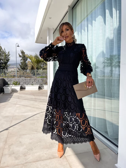 Elaina | Stilfuld Midi Kjole med Blonde Detaljer